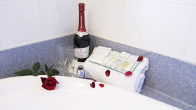 Queen Spa Suite at Dalby Mid Town Motor Inn Queen Spa Suite at Dalby Mid Town Motor Inn